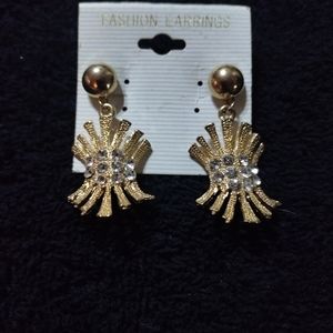 Vintage Women's gold and diamond like  Earrings.